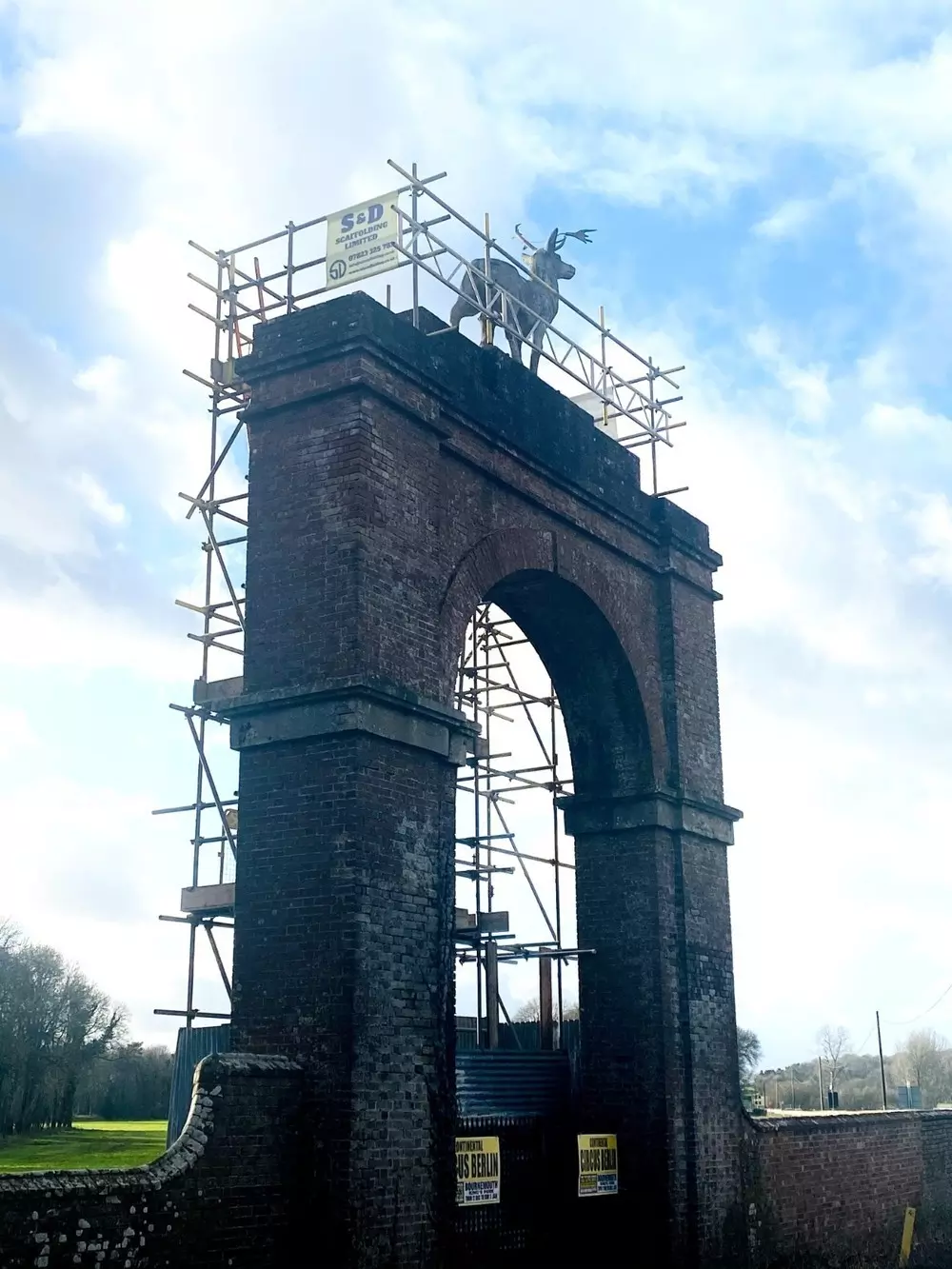 Scaffolding Contractors in Poole and Dorset - metal truss to support construction scaffolding